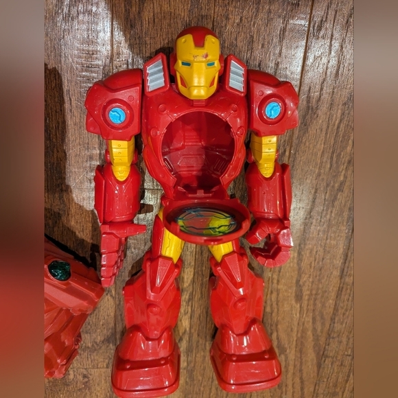 Iron Man bundle. Action figure & light up glove - Picture 4 of 5